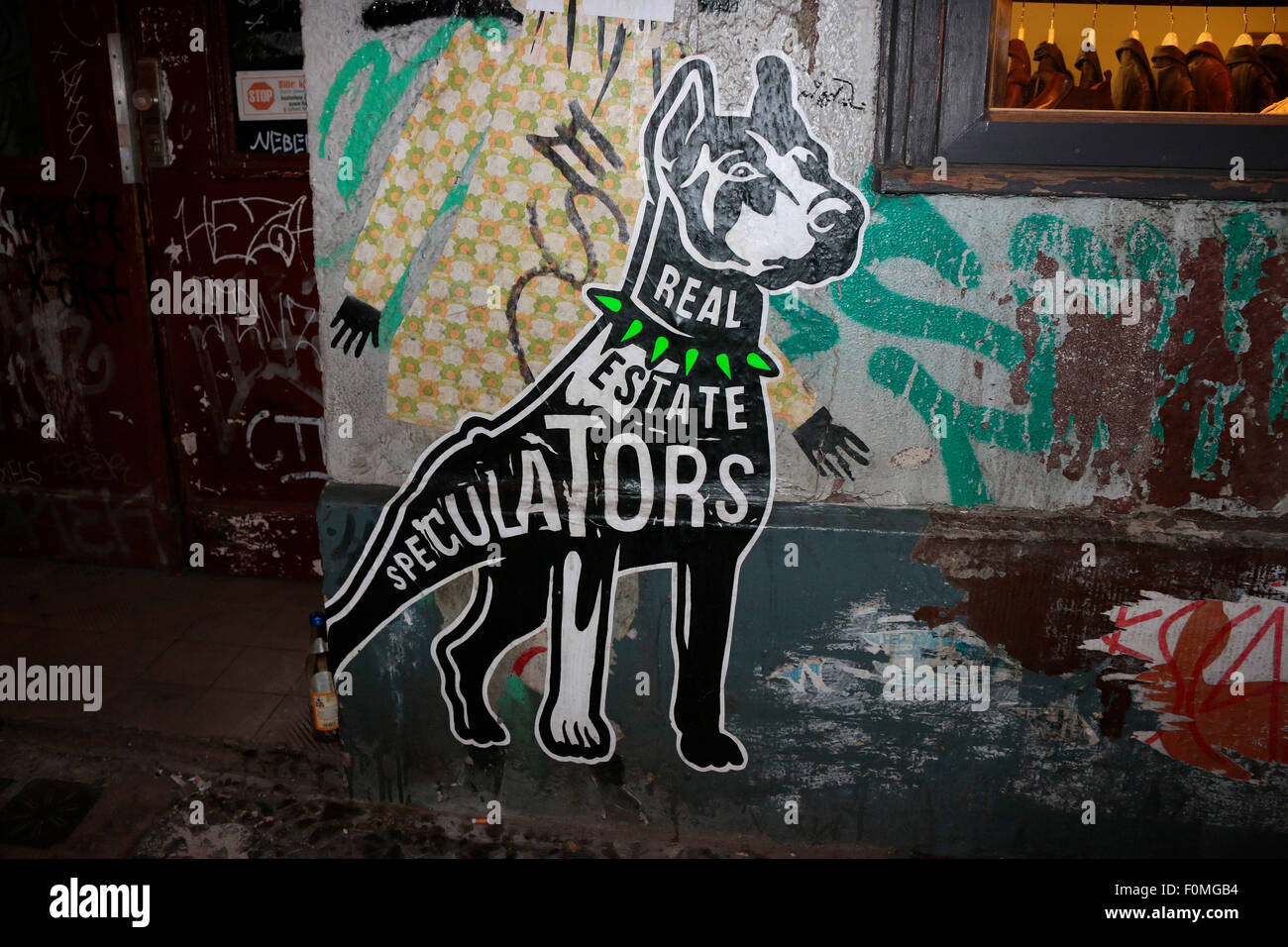 Politische Streetart Mit einem Kampfhund und der Aufschrift "Real Estate speculatori', Berlin-Mitte. Foto Stock