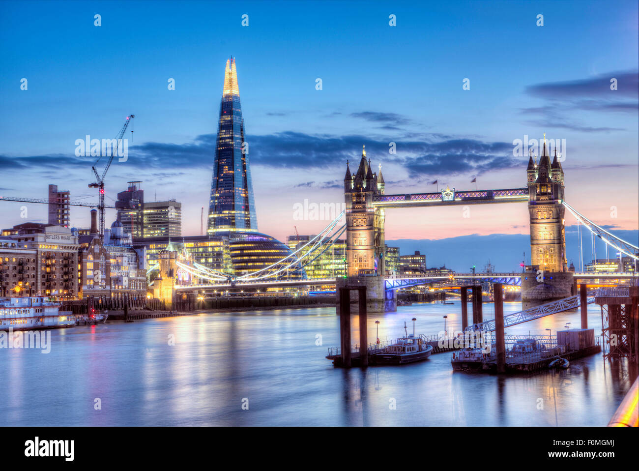 Il Tower Bridge, il Coccio annuncio il borough di Southwark/Bermondsey a Londra in una serata estiva Foto Stock