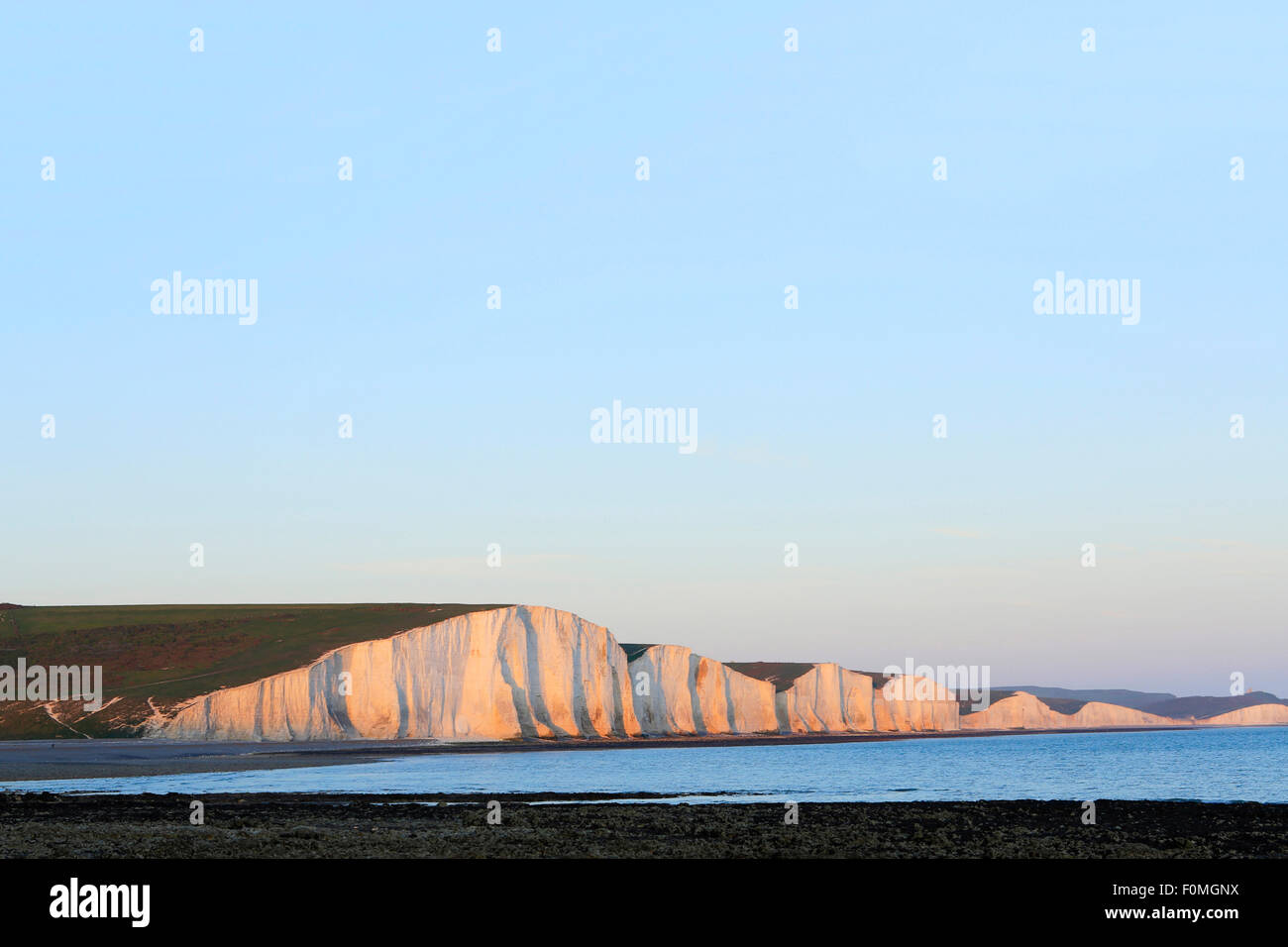 Pebble Beach a Cuckmere Haven & the Seven Sisters Cliffs on the South Downs Way, English Channel Sea, Eastbourne, East Sussex, Regno Unito Foto Stock