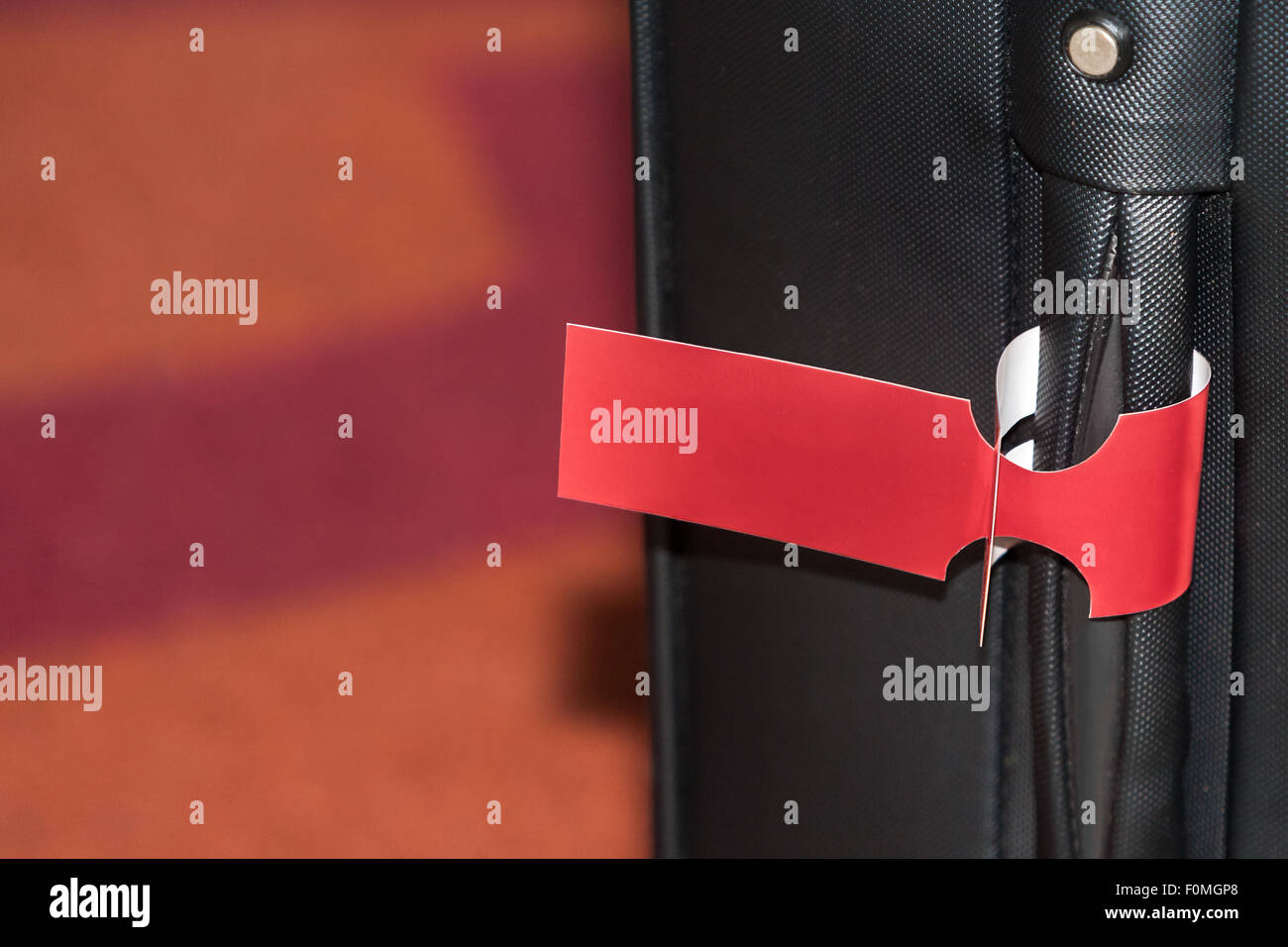 Valigetta da viaggio maniglia con etichetta rossa Foto Stock