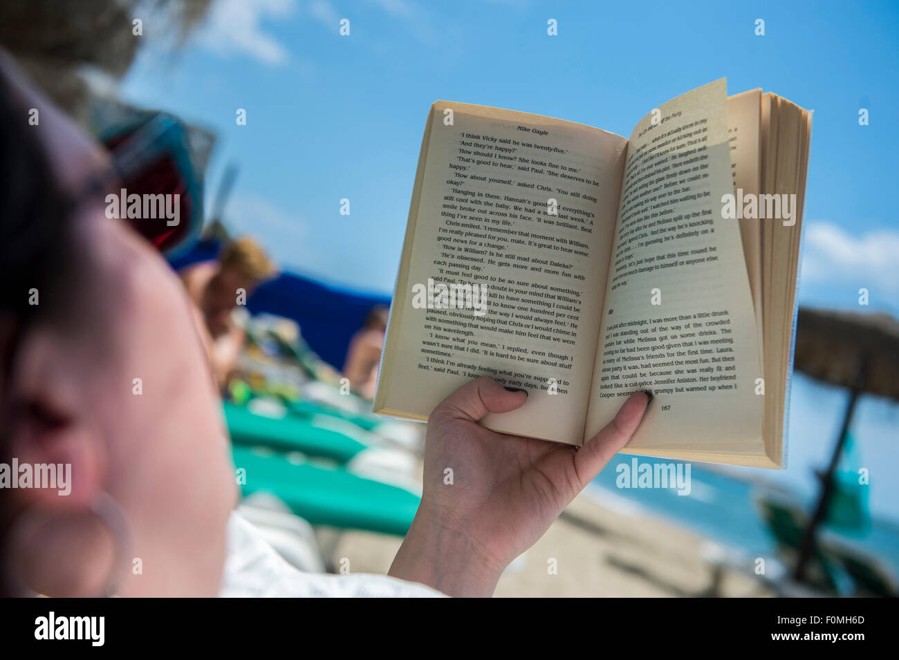 Lettura di vacanza su una sdraio Marbella Spagna meridionale Foto Stock