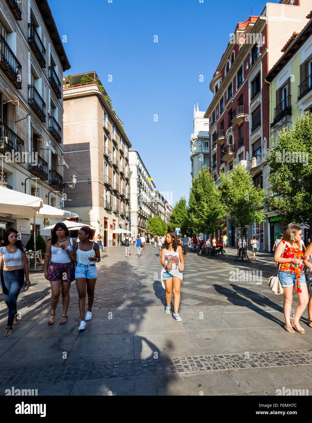 Ragazze sulla Calle de Arenal, Madrid, Spagna Foto Stock