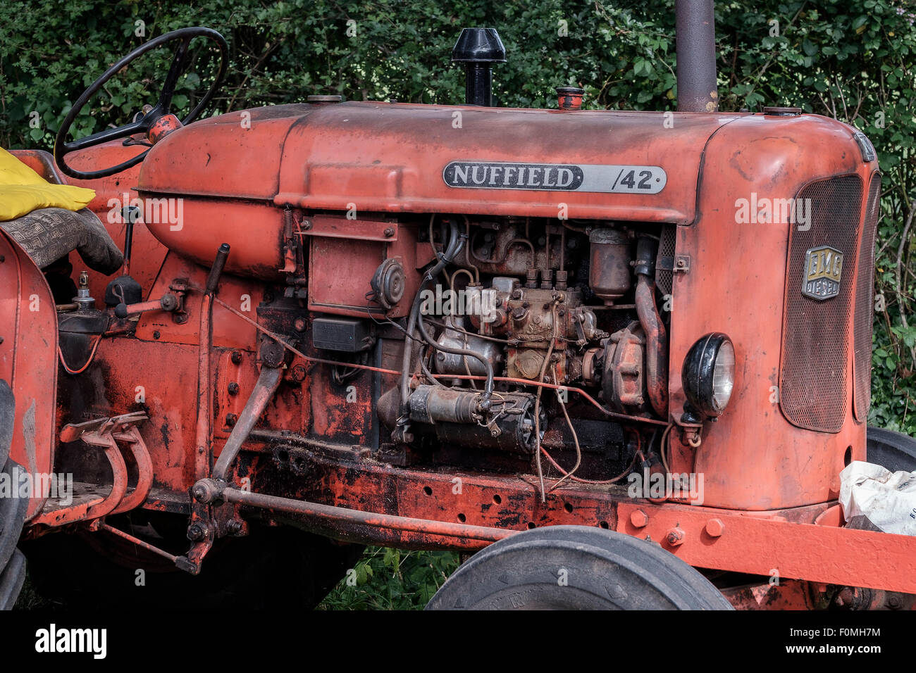 Un vintage red BMC Nuffield /42 trattore parcheggiato in una corsia nella New Forest National Park, Hampshire, Inghilterra, Regno Unito. Foto Stock