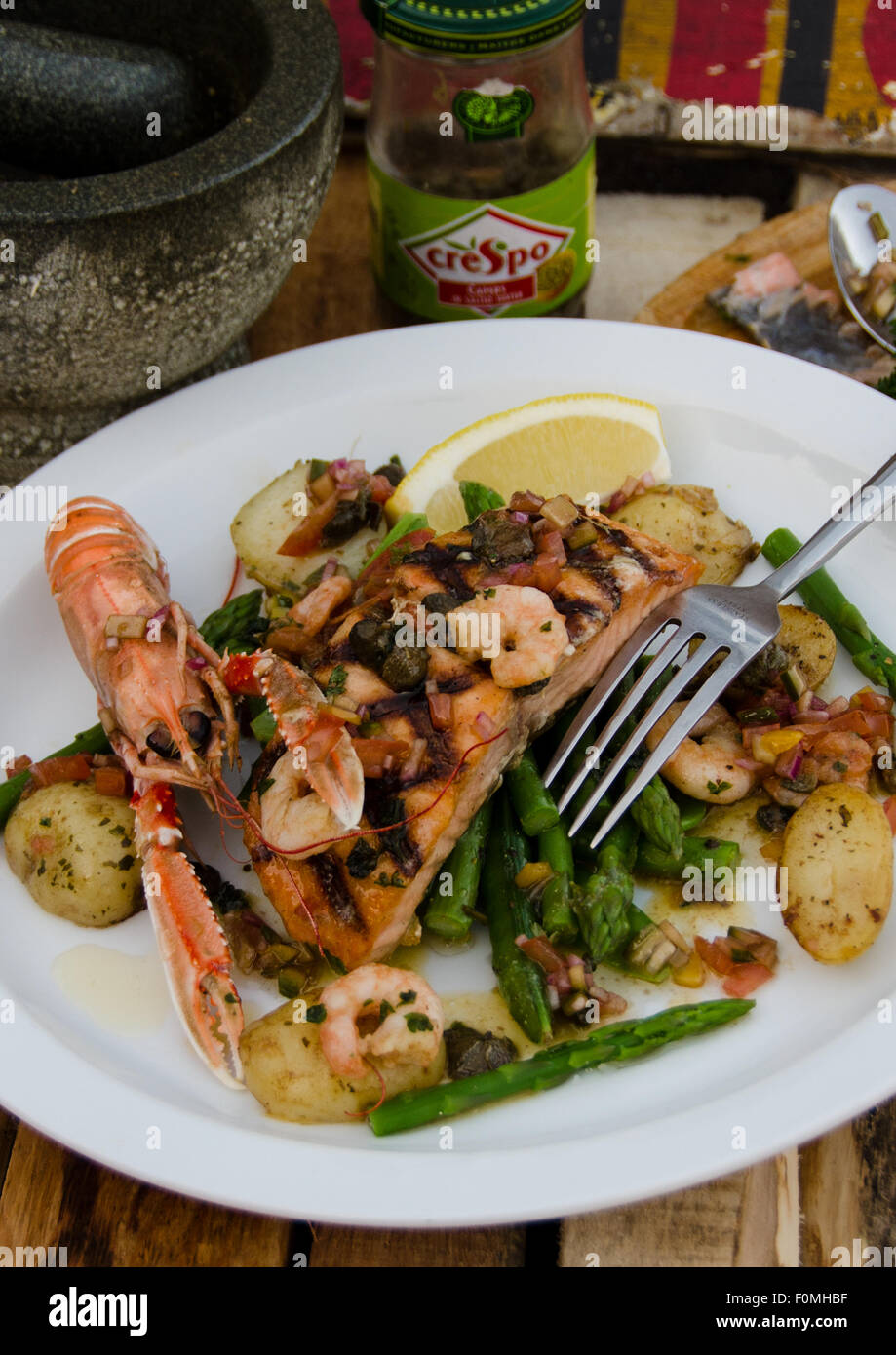 Cibo, pesce, filetto di salmone alla griglia, sana, limone, pasto, arrosto, pesce, fetta, bistecche, pranzo gourmet, barbecue, cotto, DIN Foto Stock