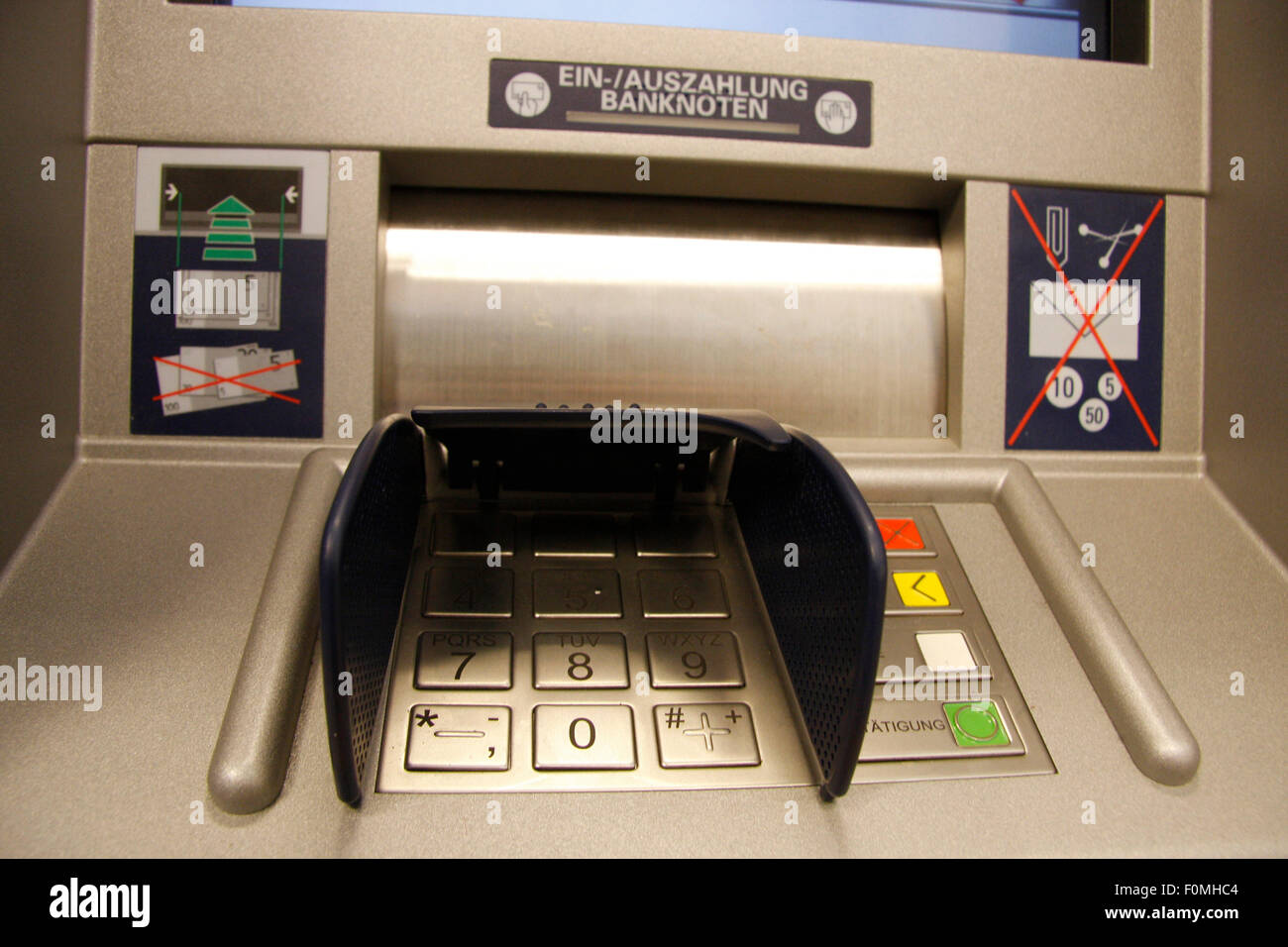 APRUIL 2008 - BERLINO: un Bancomat (ATM) in una banca di Berlino. Foto Stock