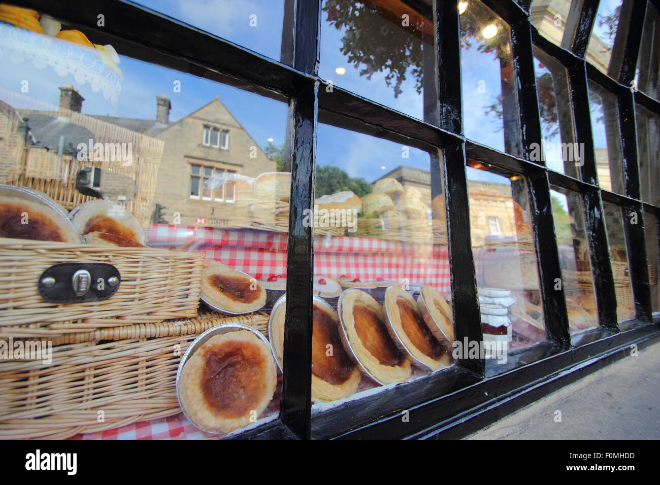 Bakewell budini sul display nella vecchia originale Bakewell Pudding Shop, Bakewell, Peak District, DERBYSHIRE REGNO UNITO Inghilterra - estate Foto Stock