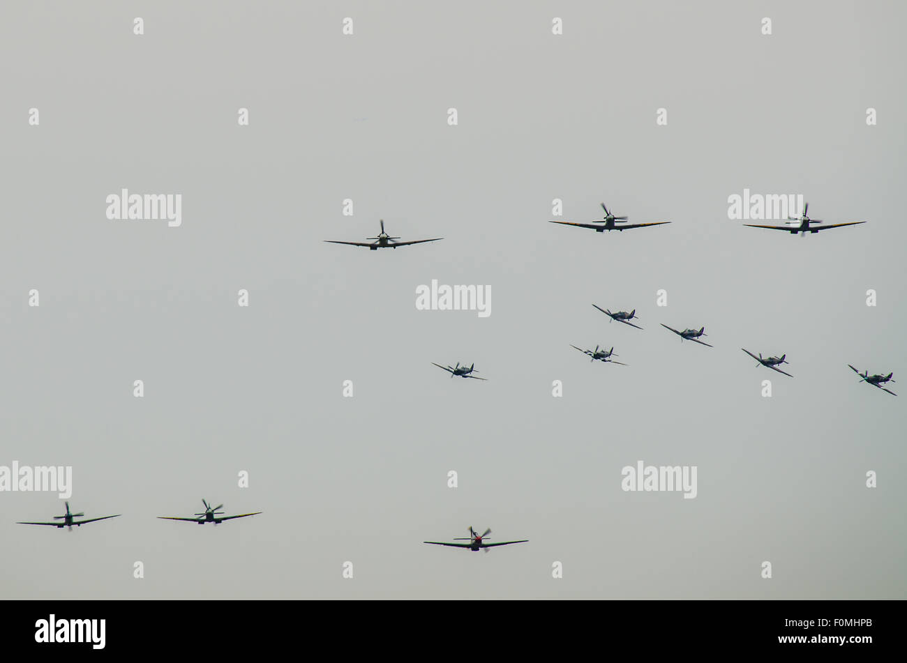 6 uragani e 18 Spitfires volato oltre il sud-est dell'Inghilterra da Biggin Hill, Kent, per contrassegnare 75 anni dopo la battaglia di Gran Bretagna " giorno più difficile". Il 18 agosto 1940 Biggin Hill è stato tra i numerosi obiettivi che è venuto sotto attacco dalla Luftwaffe Foto Stock