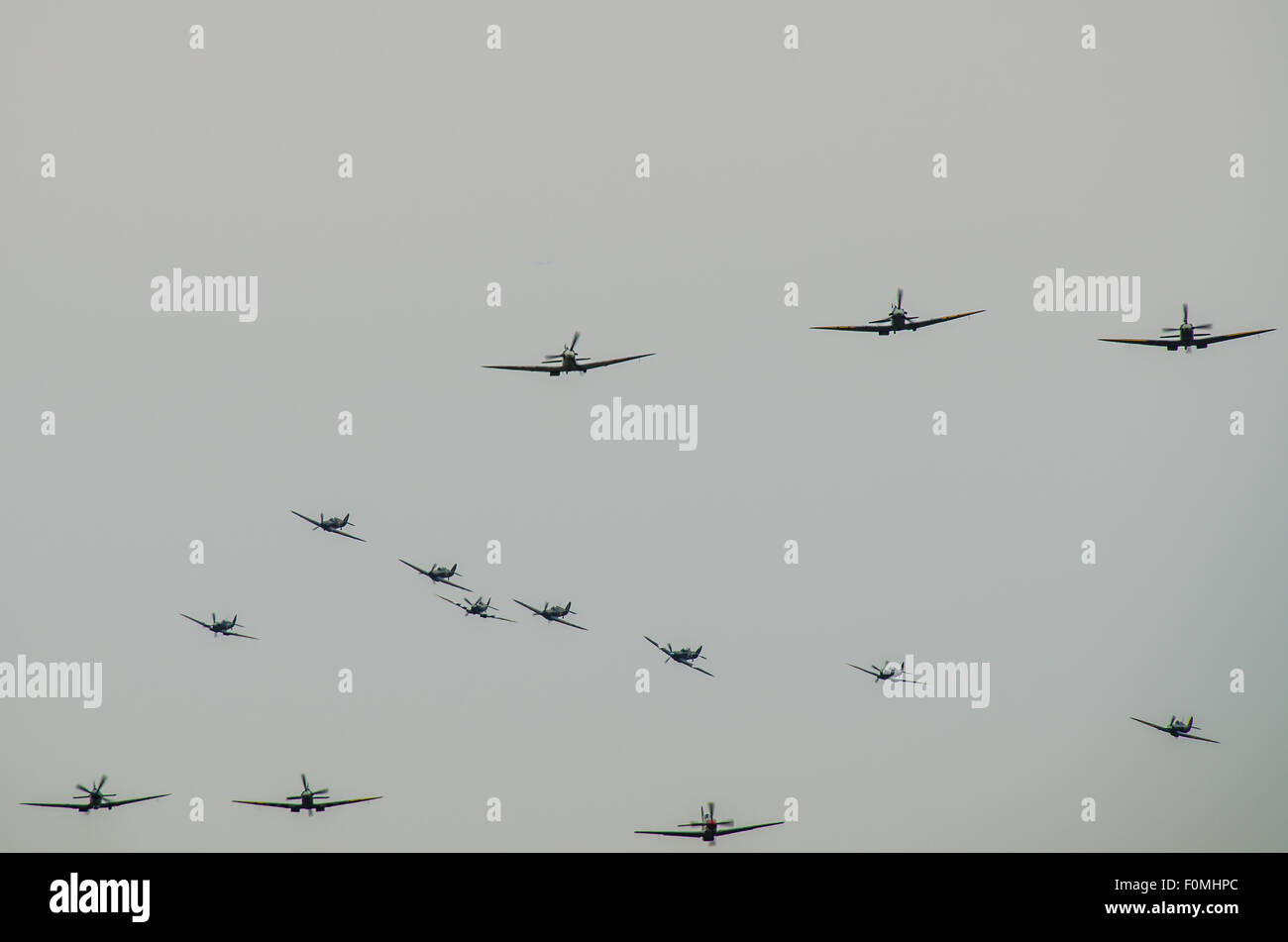 6 uragani e 18 Spitfires volato oltre il sud-est dell'Inghilterra da Biggin Hill, Kent, per contrassegnare 75 anni dopo la battaglia di Gran Bretagna " giorno più difficile". Il 18 agosto 1940 Biggin Hill è stato tra i numerosi obiettivi che è venuto sotto attacco dalla Luftwaffe Foto Stock