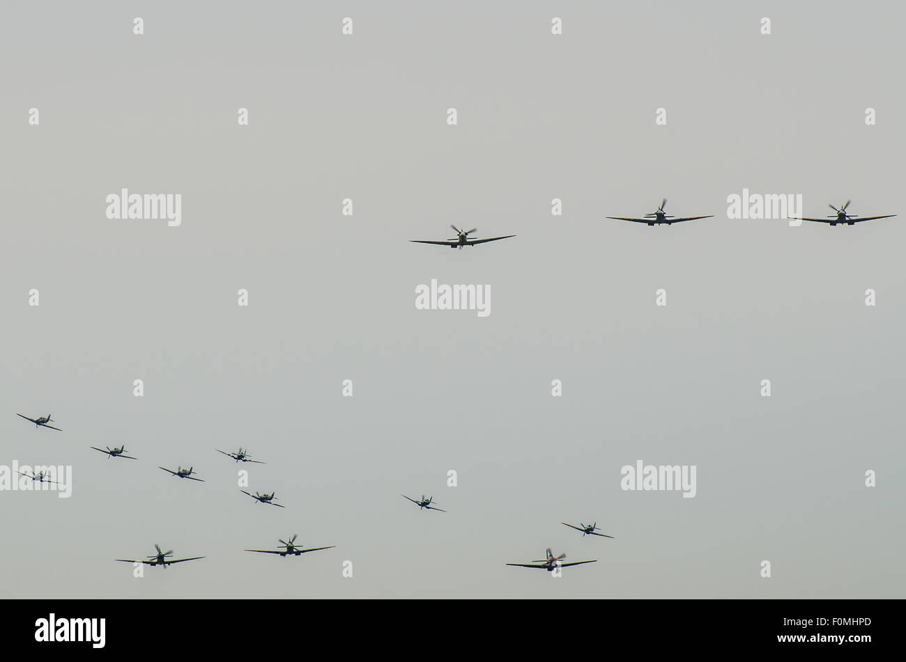 6 uragani e 18 Spitfires volato oltre il sud-est dell'Inghilterra da Biggin Hill, Kent, per contrassegnare 75 anni dopo la battaglia di Gran Bretagna " giorno più difficile". Il 18 agosto 1940 Biggin Hill è stato tra i numerosi obiettivi che è venuto sotto attacco dalla Luftwaffe Foto Stock