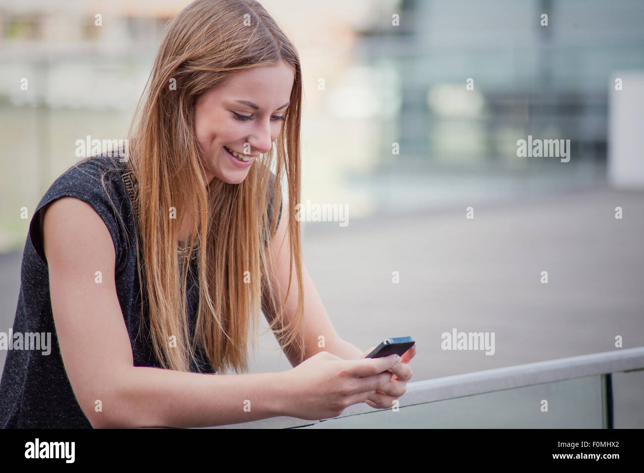 Ragazza adolescente utilizzando smart phone Foto Stock