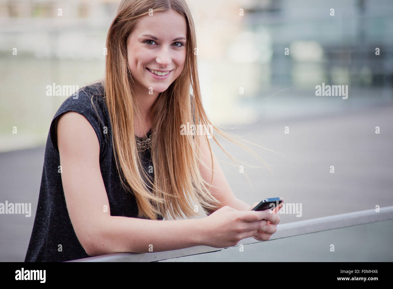 Attraente ragazza utilizzando smart phone Foto Stock