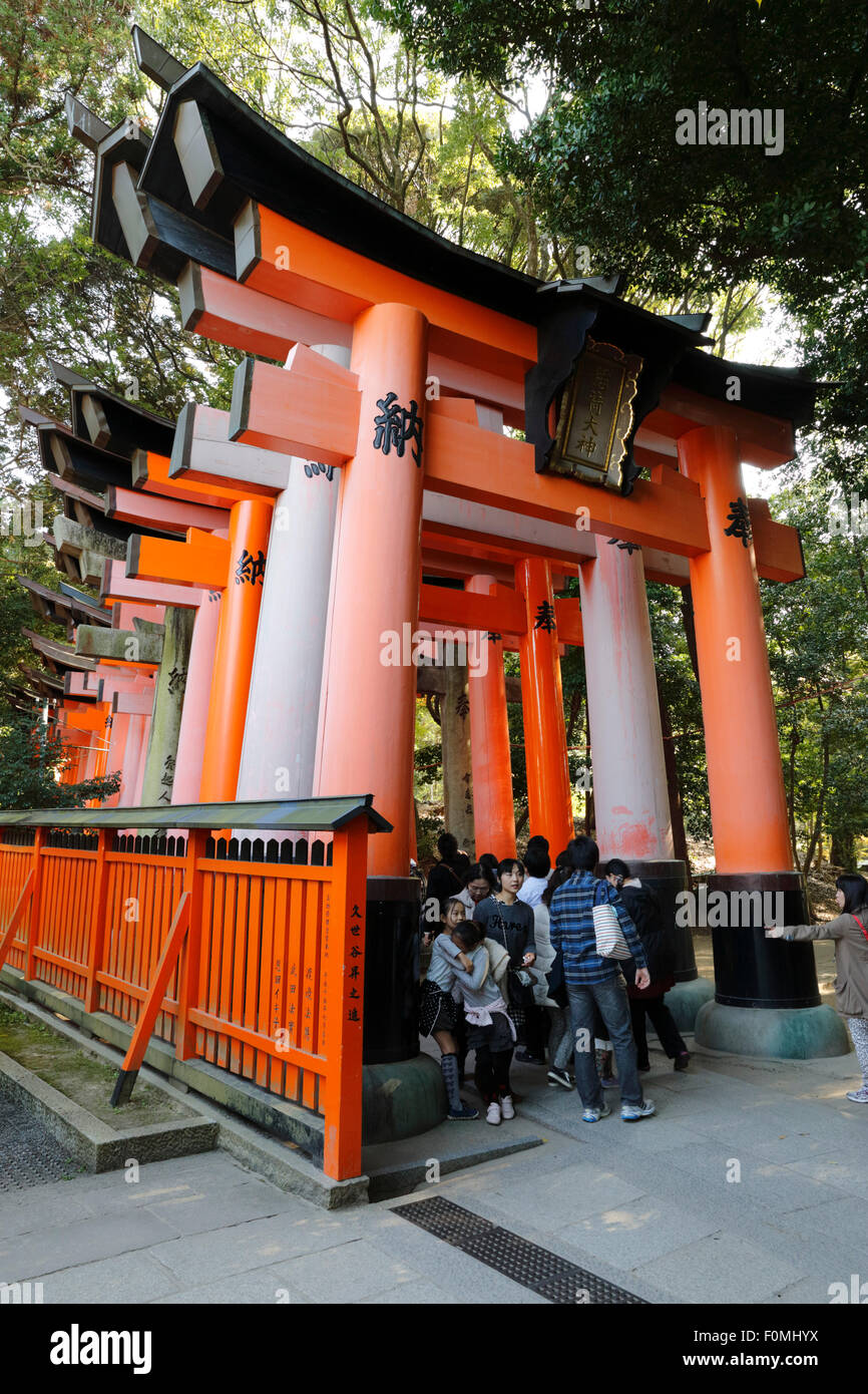 Senbon Torii (1000 Torii gates), Fushimi Inari Taisha, Kyoto, Giappone, Asia Foto Stock