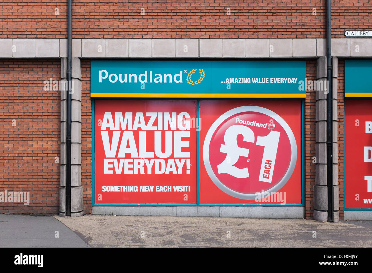 La finestra di visualizzazione presso il negozio di sconto Poundland Foto Stock