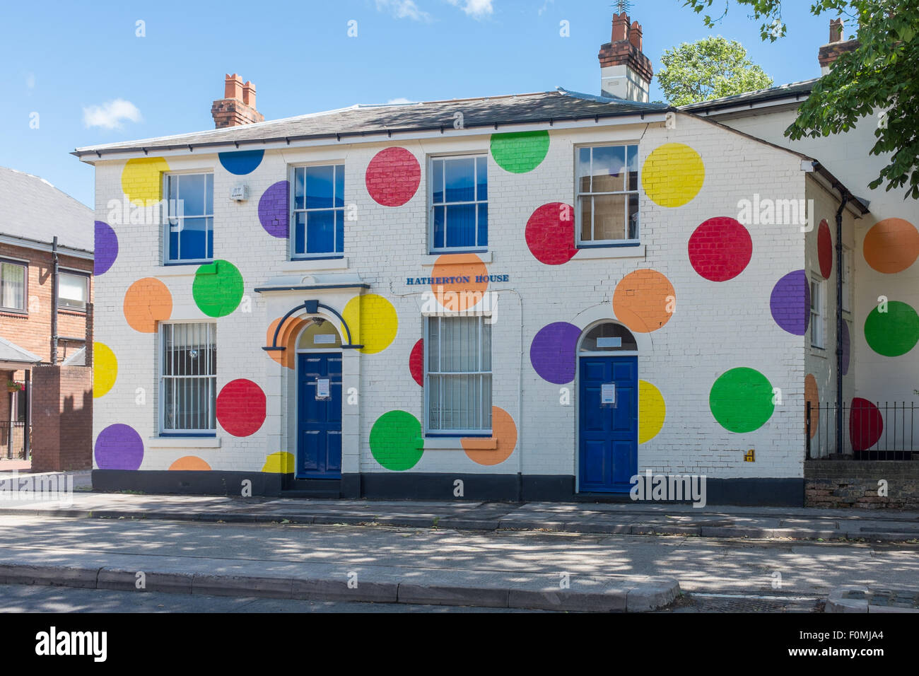 Edificio con grandi dipinti colorati spot in Walsall, West Midlands Foto Stock
