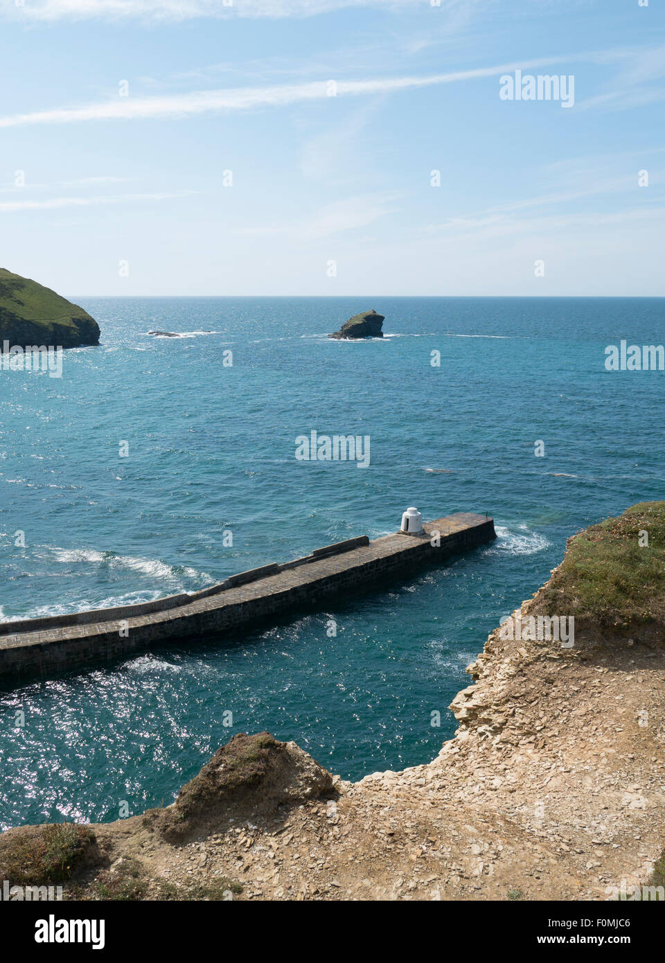 Parte del vecchio sentiero costiero che è caduto in mare sopra Portreath, Cornwall Inghilterra. Foto Stock