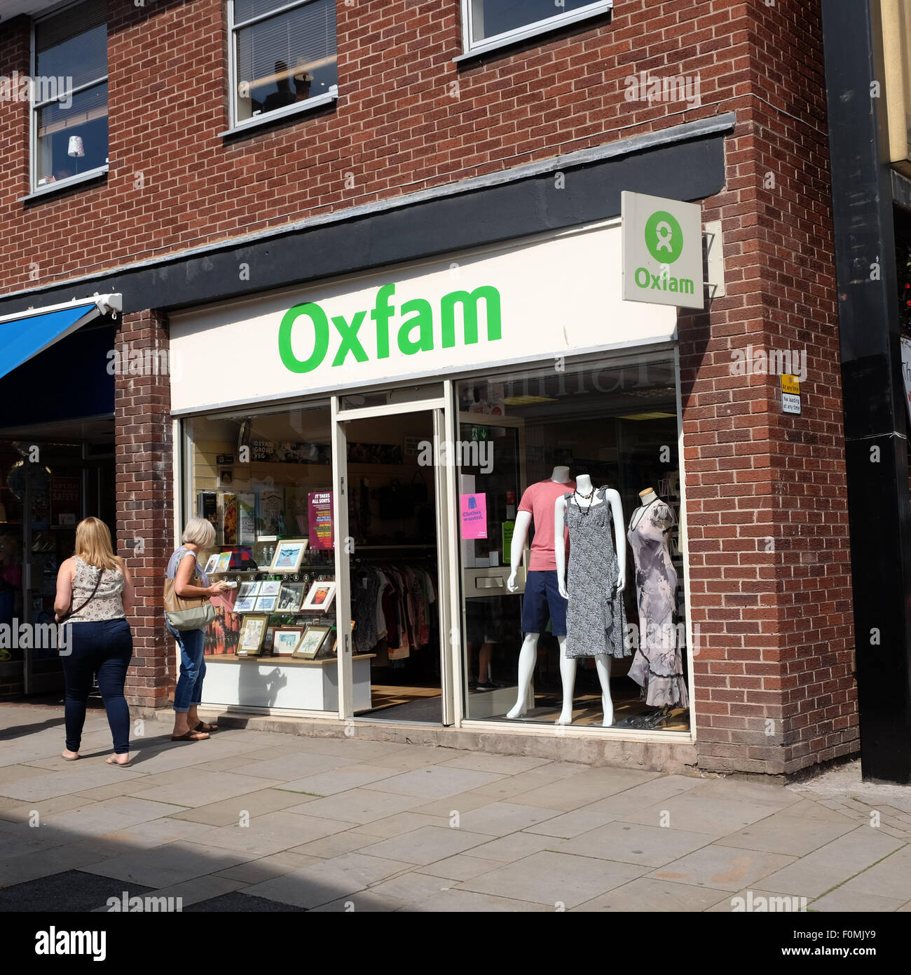 Oxfam carità shop in Leominster Herefordshire UK Foto Stock