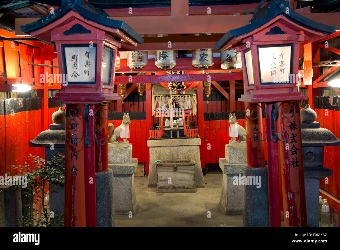 Lo Shintoismo giapponese tempio con le statue di Kitsunes (riso dio Inari's fox servi), il quartiere di Gion (Geisha area), Kyoto, Giappone, Asia Foto Stock