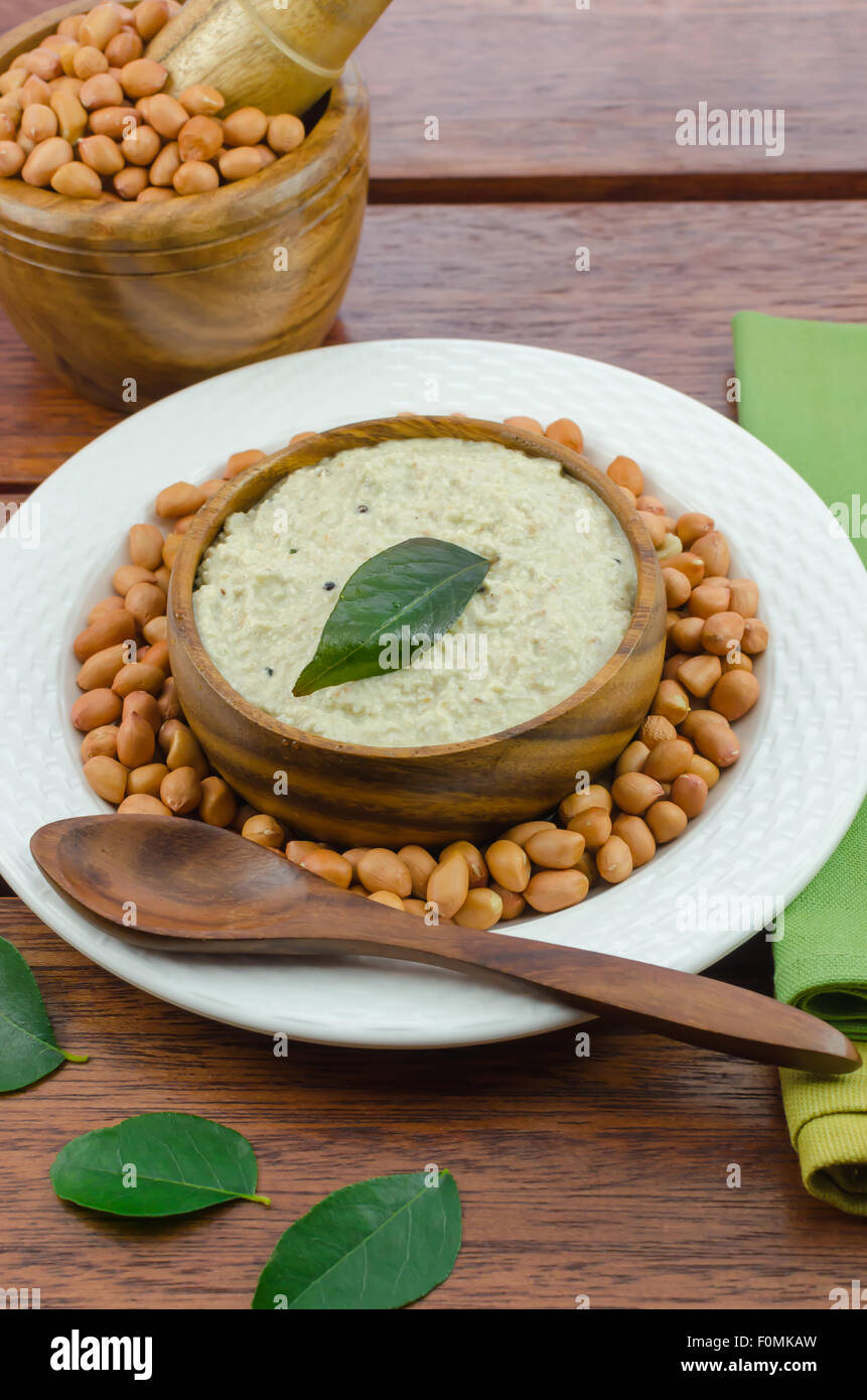 Chutney di arachidi realizzato dalla macinazione dei semi di arachide e aggiungendo sauted senape e foglie di curry Foto Stock