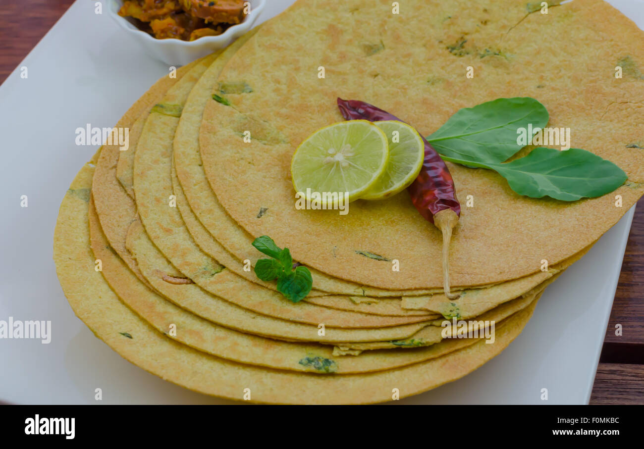 Gli spinaci Khakra è un arrosto cracker sottile fatta da grano,farina di fagioli,l'olio e gli spinaci. Si tratta di una popolare prima colazione snack in Gujrat,I Foto Stock