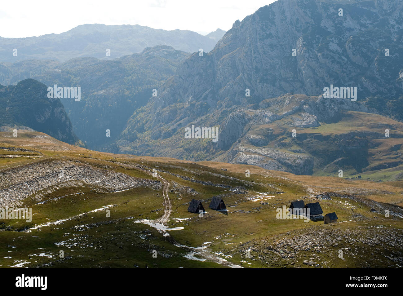 Pastore estate Baite (Katuns) Val di Sella, inizio del Komarnica canyon, NP Durmitor, Montenegro, Ottobre 2008 Foto Stock