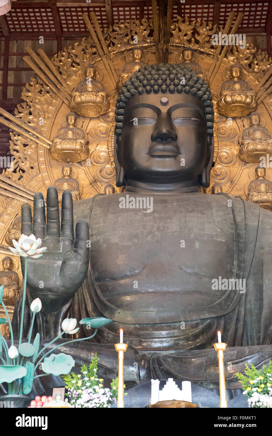 Daibutsu (Grande Buddha) all'interno del Daibutsu-den Hall di Tempio di Todai-ji (Tempio buddista), Nara, Kansai, Giappone, Asia Foto Stock