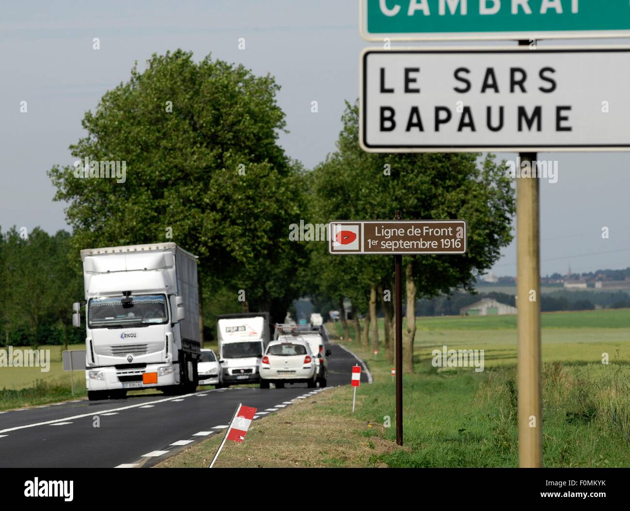 AJAXNETPHOTO. 2015. POZIERES, SOMME, Francia. - Linea anteriore - Battlefield Tour segno segnando la linea del fronte DURANTE LA BATTAGLIA DELLE SOMME IL 1 ° settembre 1916, sull'ALBERT A BAPAUME ROAD (D929). Foto:JONATHAN EASTLAND/AJAX REF:D152906 5411 Foto Stock