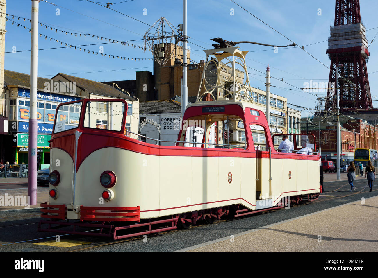 Vintage rosso e crema singolo deck scoperto il tram che si muove in basso lungo la Promenade di Blackpool, Lancashire Foto Stock