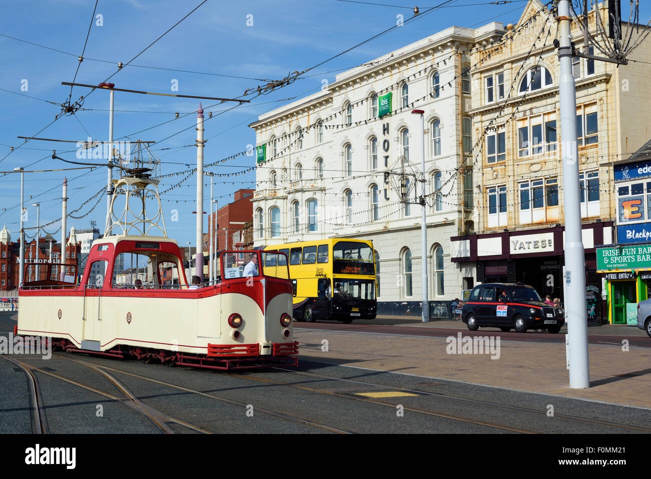 Vintage rosso e crema singolo deck scoperto il tram che si muove in basso lungo la Promenade di Blackpool, Lancashire Foto Stock