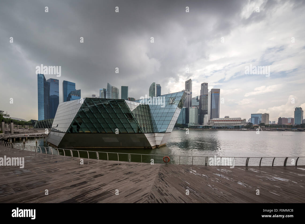 Lo skyline di Singapore, vista da Marina Bay. Foto Stock