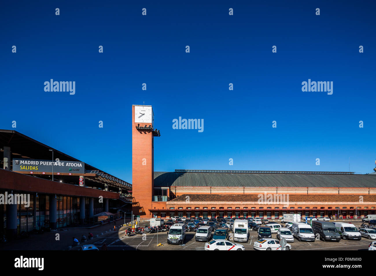 Esterno del vecchio edificio, la stazione ferroviaria di Atocha, Madrid, Spagna Foto Stock