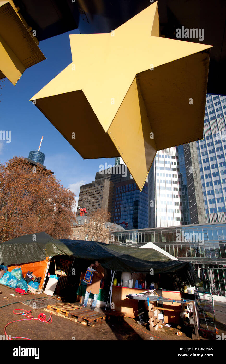 Occupare Frankfurt manifestanti intorno al campo politico al di fuori della Banca centrale europea, Willy Brandt Platz, Francoforte, Germania Foto Stock