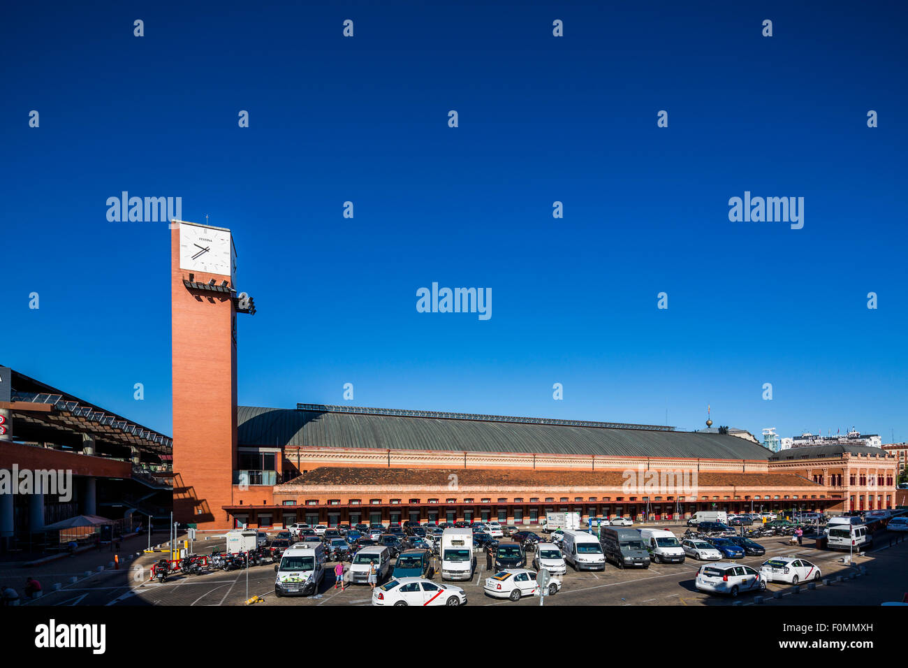 Esterno del vecchio edificio, la stazione ferroviaria di Atocha, Madrid, Spagna Foto Stock