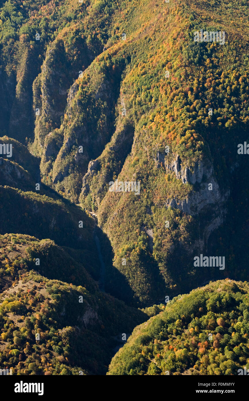 Vista aerea del Nevidio, Komarnica Canyon, NP Durmitor, Montenegro, Ottobre 2008 Foto Stock