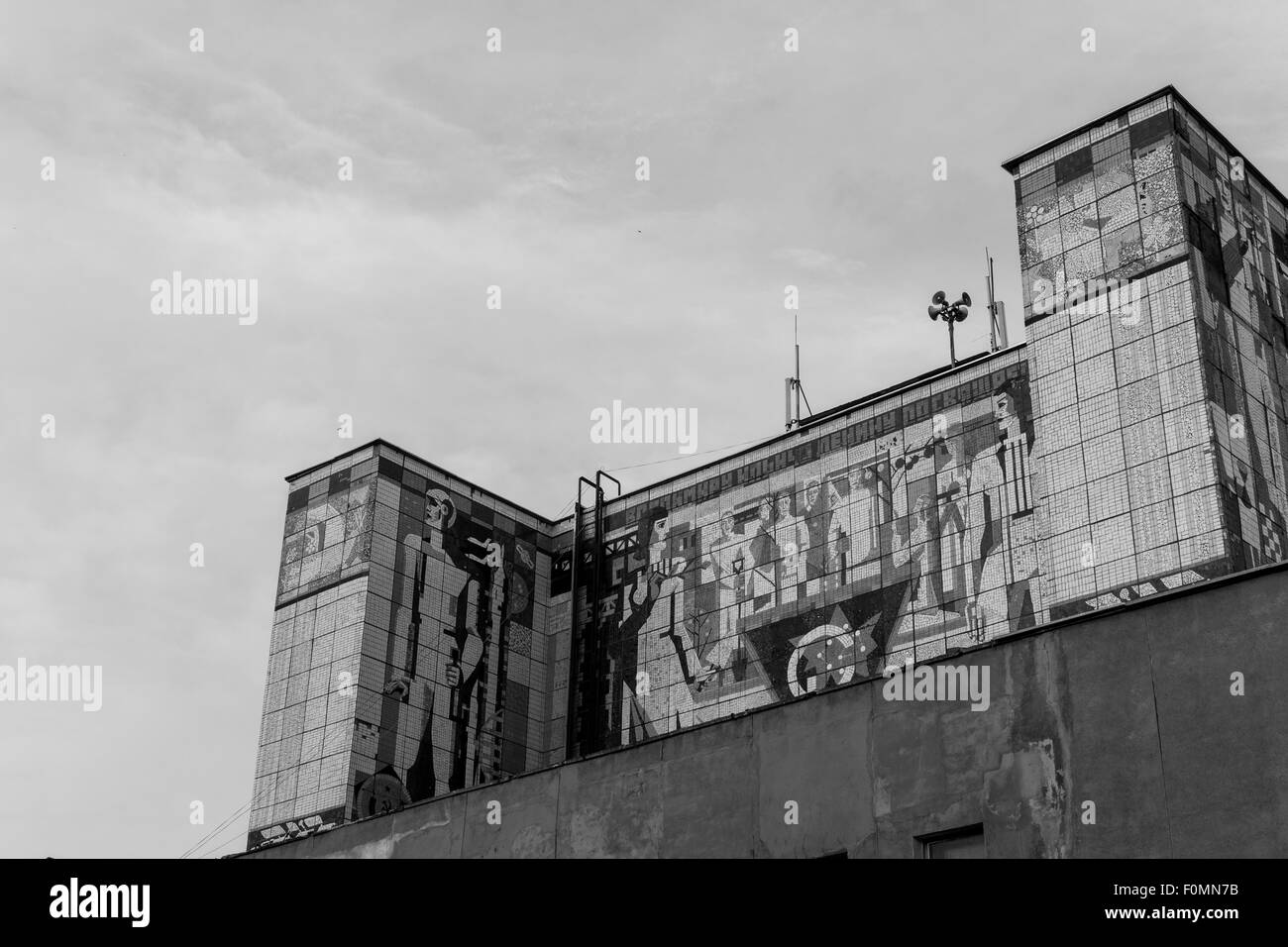 Bianco e nero era sovietica costruzione murale con cielo cupo Foto Stock