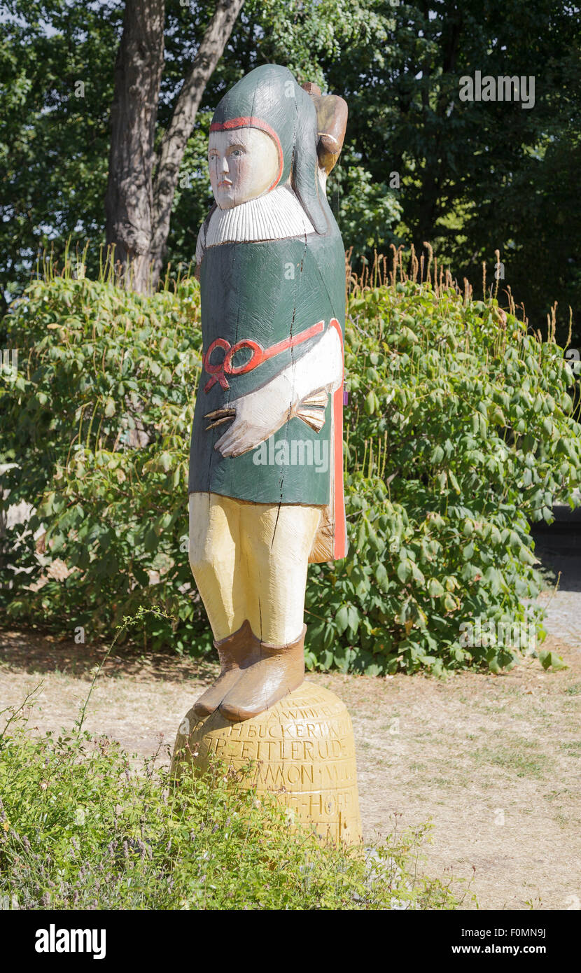 Statua nella parete della città giardino, Norimberga, Baviera, Germania Foto Stock