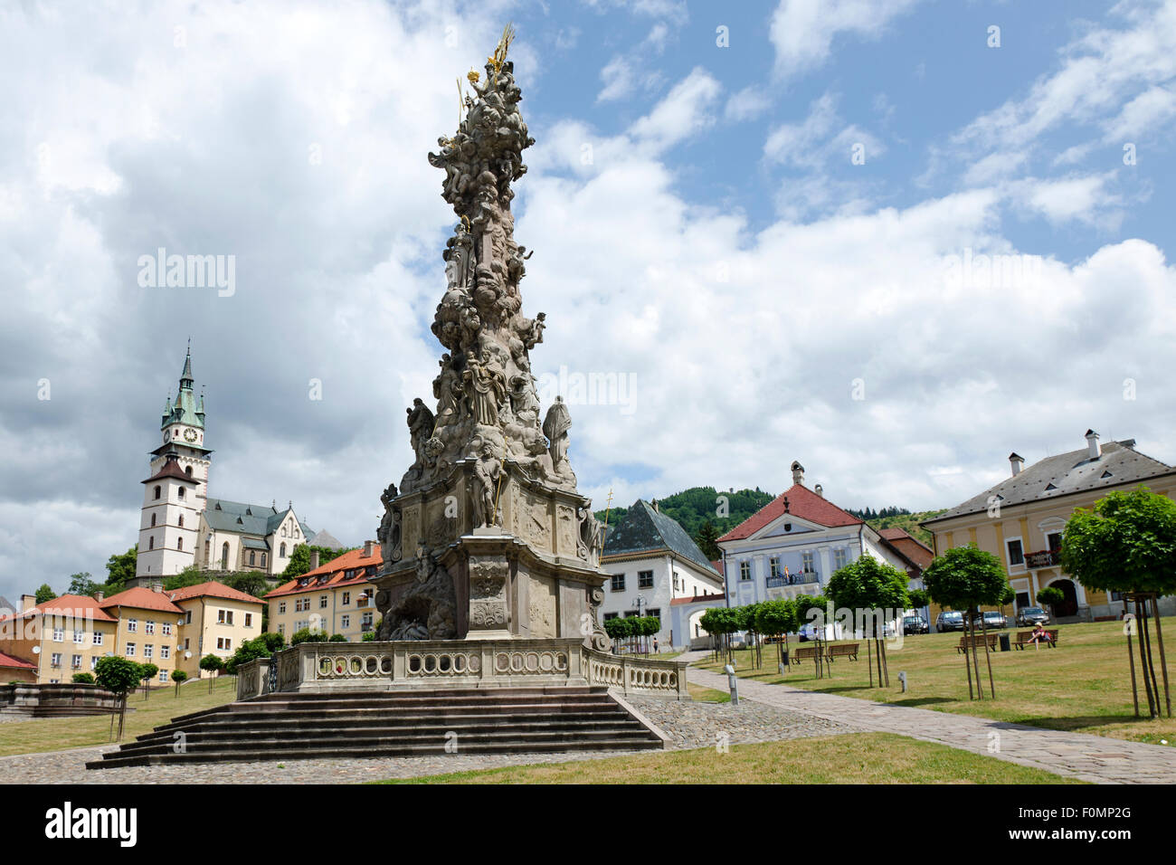 La barocca Santa Trinità colonna della peste nella piazza centrale di Kremnica, Slovacchia Foto Stock