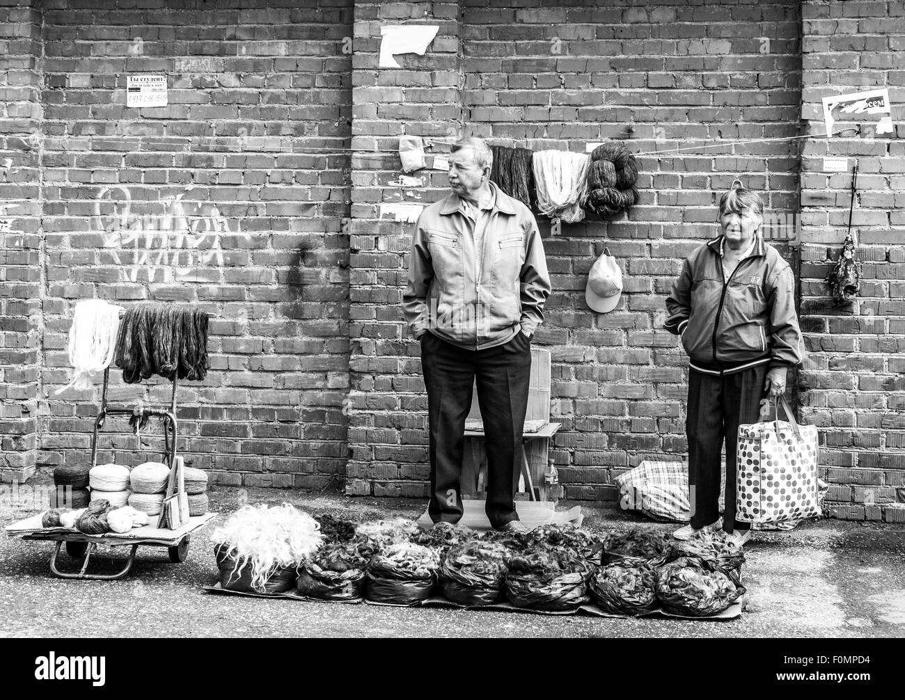Coppia di anziani vendere la lana grezza a un mercato locale in Russia Sterlitamak Foto Stock