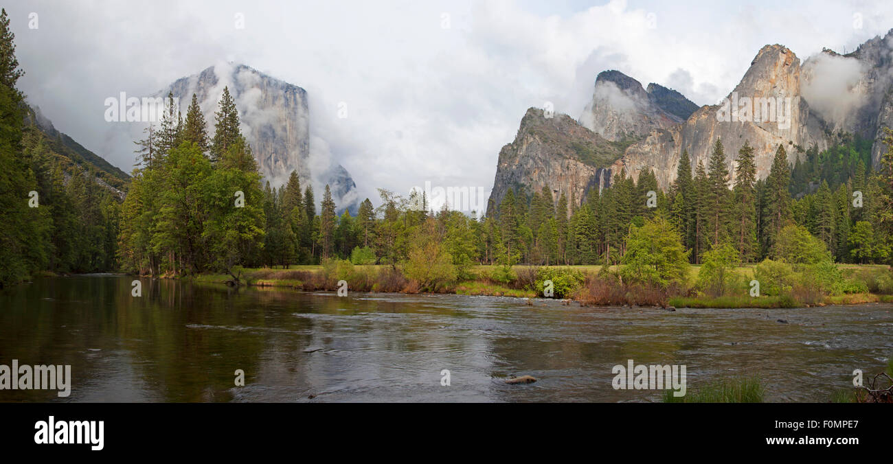 El Capitan e Cathedral Rocks, Yosemite National Park, California, Stati Uniti d'America Foto Stock