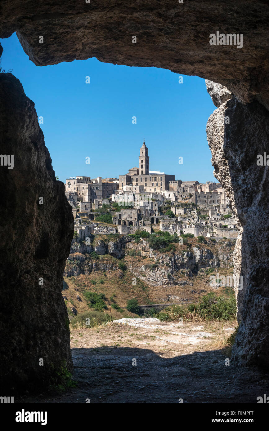 Guardando alla città di Matera dalle chiese rupestri, grotte, attraverso la gola, Basilicata, Italia Meridionale Foto Stock