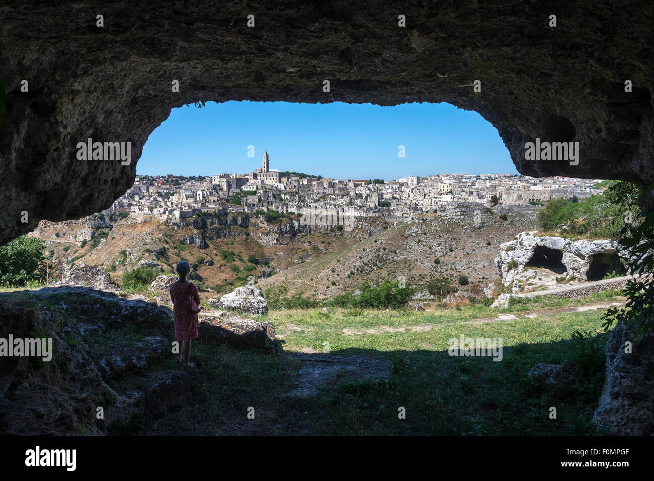 Guardando alla città di Matera dalle chiese rupestri, grotte, attraverso la gola, Basilicata, Italia Meridionale Foto Stock