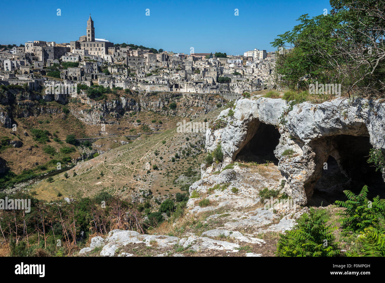 Guardando alla città di Matera dal Parco chiese rupestri, grotte, attraverso la gola, Basilicata, Italia Meridionale Foto Stock