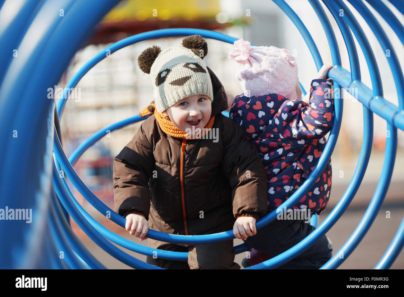 I bambini giocano nel parco giochi Foto Stock