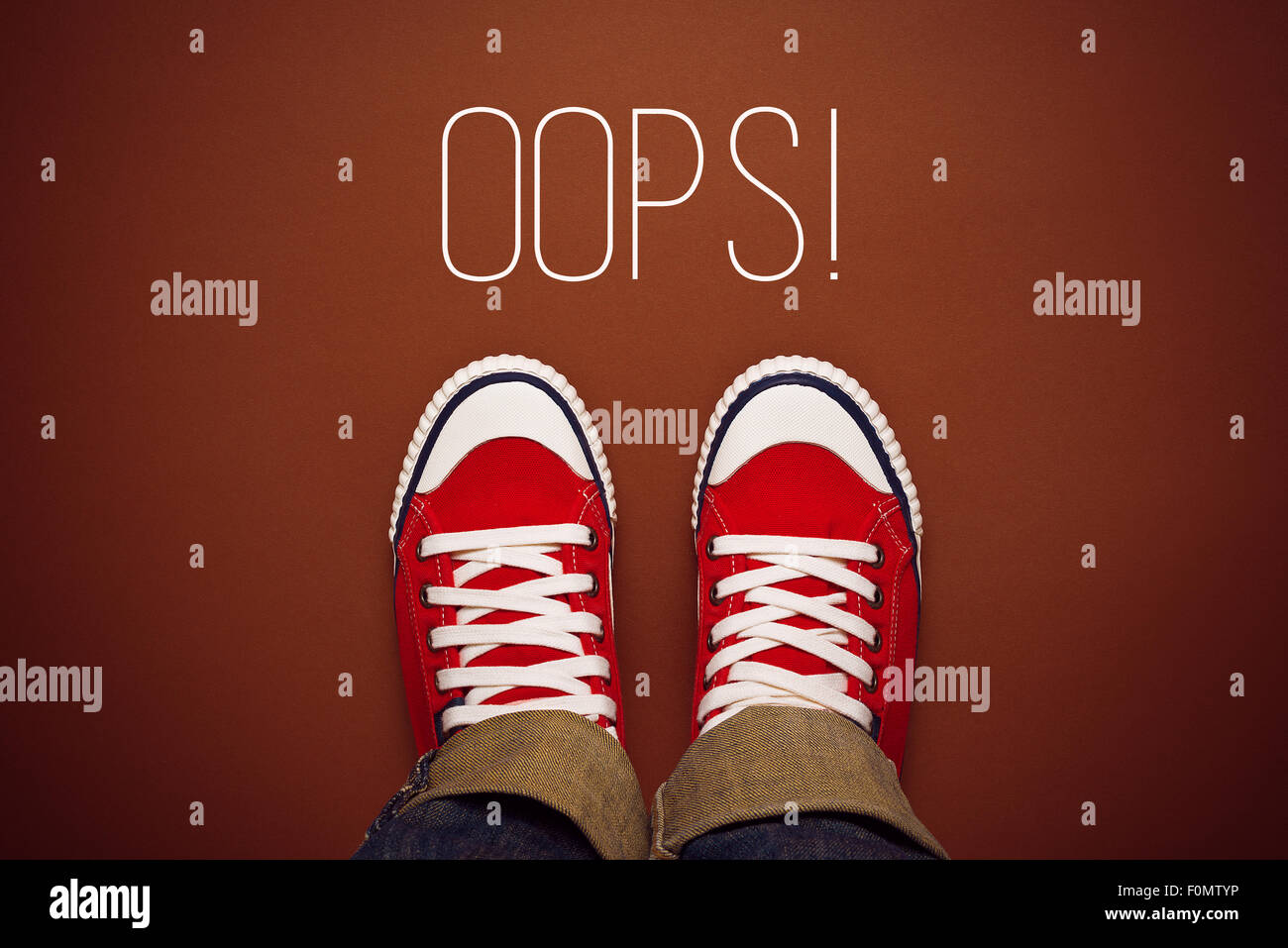 Oops, giovane commesso un errore concetto con Red Sneakers dal di sopra, vista dall'alto Foto Stock