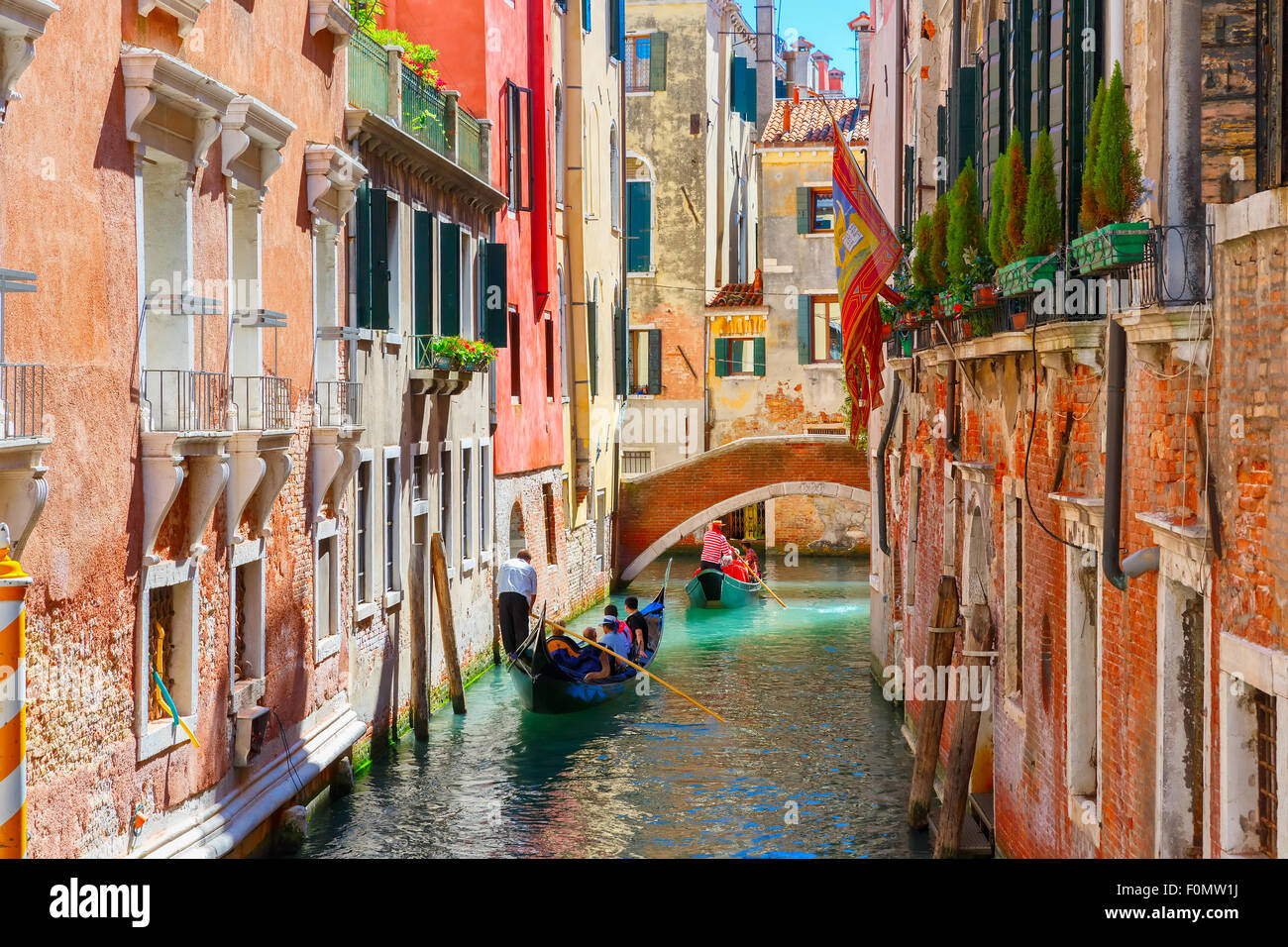 Le gondole laterali di stretto canale a Venezia, Italia Foto Stock