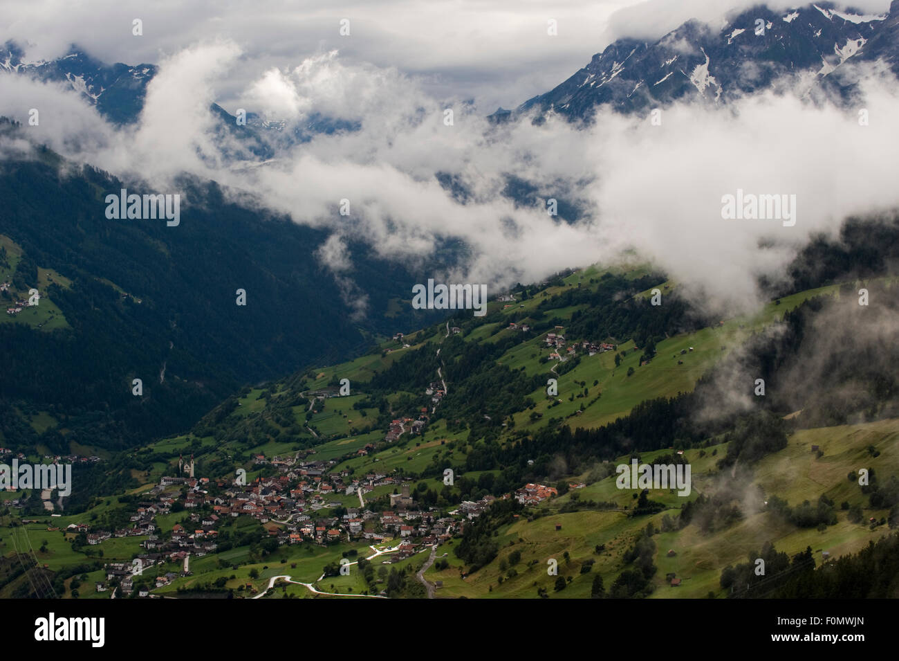 Vista nella valle intorno Fliess Kaunergrat dal centro visitatori, che mostra il villaggio e le montagne in distanza, Naturpark Kaunergrat, Tirolo, Austria, Luglio 2008 Foto Stock