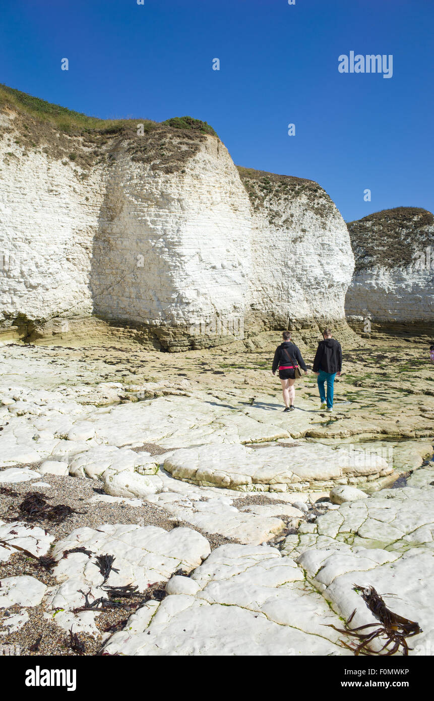 La gente camminare attraverso le rocce di gesso a Flamborough Head UK Foto Stock
