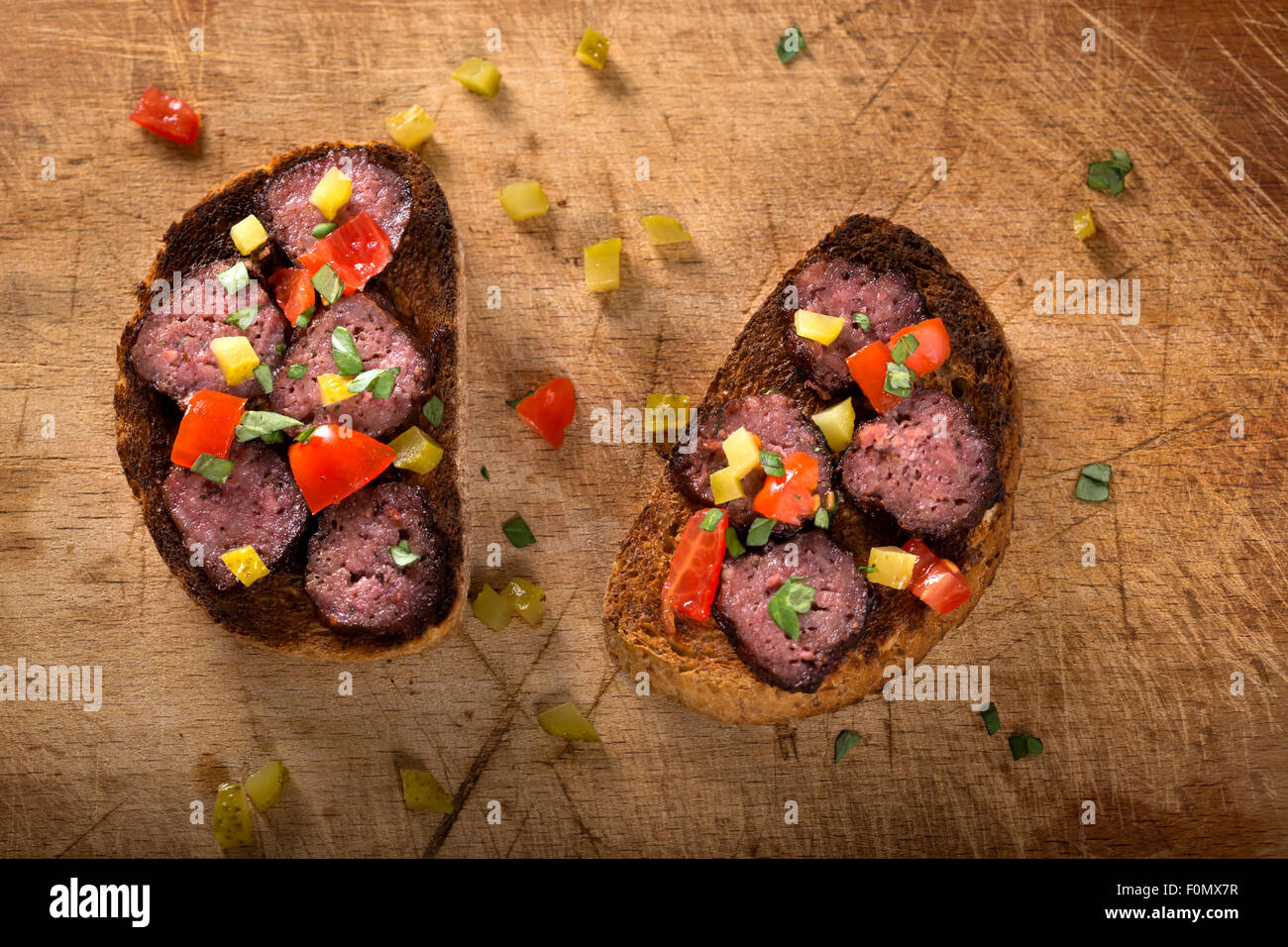 Piccante polpetta sandwich con pomodori, cetrioli sottaceto e basilico Foto Stock