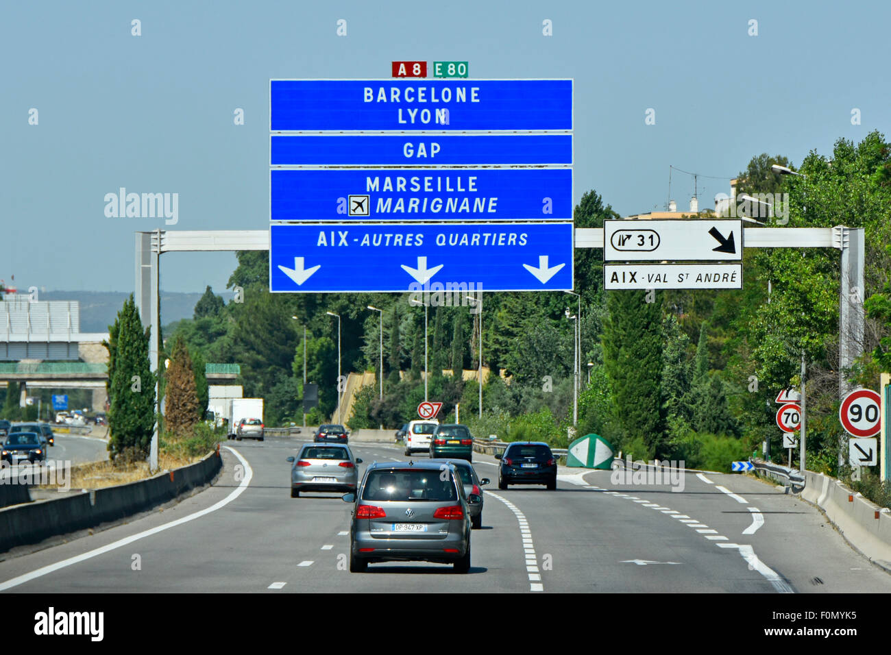 Francese di autostrada a pedaggio in autostrada in Provenza Francia segni del gantry al di sopra di un8 mostra percorsi di collegamento e raccordi auto luce estiva del traffico Foto Stock
