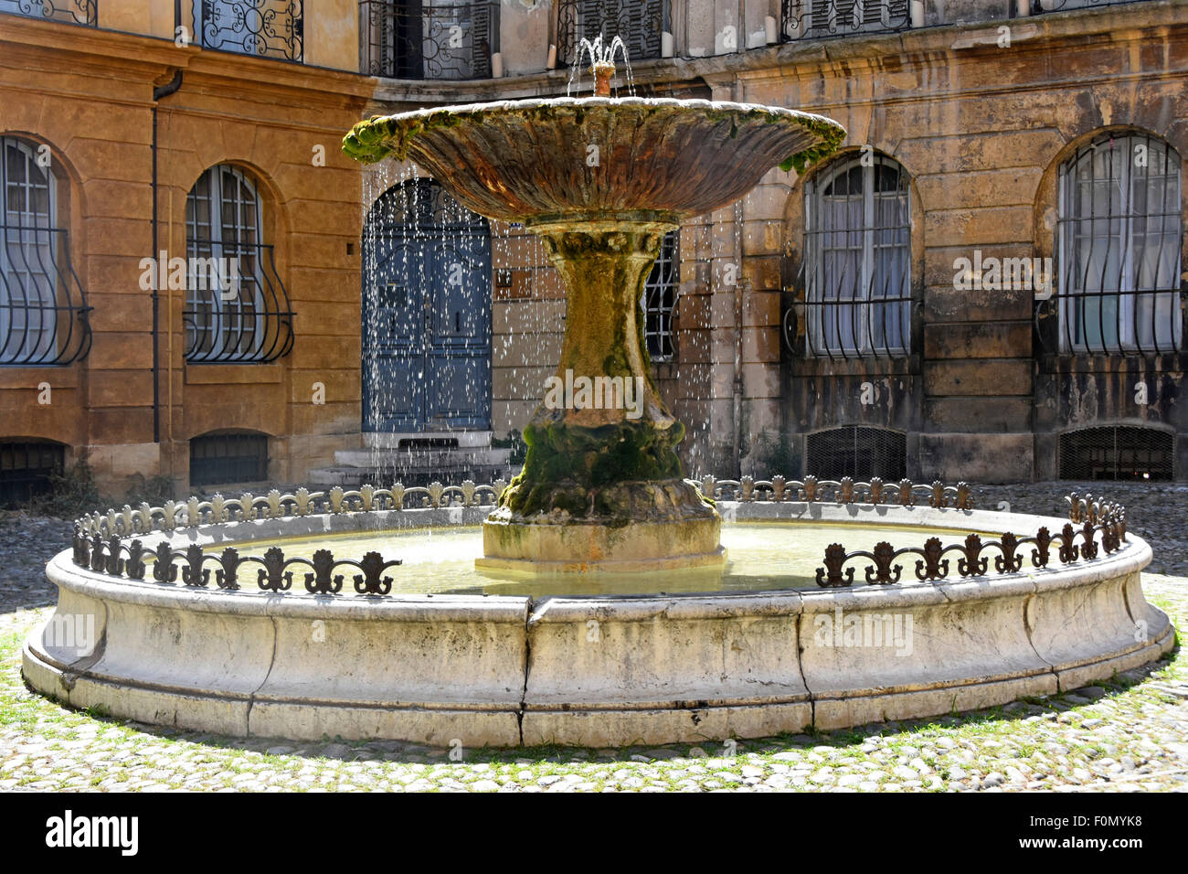 La luce del sole catture goccioline di acqua da una fontana in luogo Albertas Aix-en-Provence (Bouches-du-Rhône, Provence-Alpes-Côte d'Azur, nel sud della Francia Foto Stock