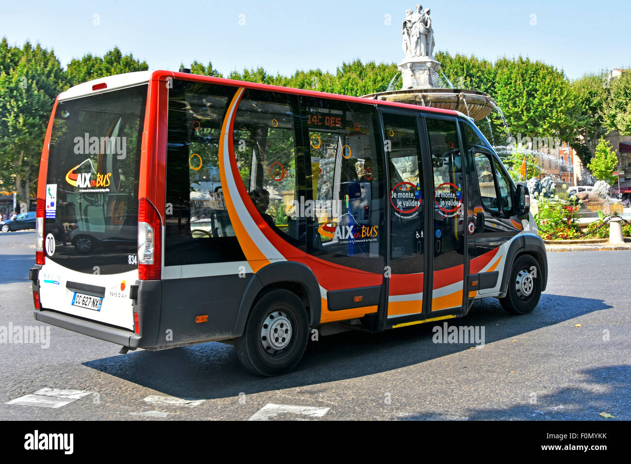 Francesi moderni bus di Aix sul Rotonde rotonda Fontana Fontana rotonde, Aix en Provence, Bouches-du-Rhône, Francia, Europa Foto Stock